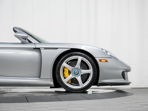 Used 2005 Porsche Carrera GT RWD image 9