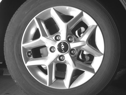 Used 2025 Kia Soul LX w/ LX Technology Package FWD image 13