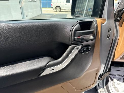 Used 2014 Jeep Wrangler Unlimited Sahara w/ Dual Top Group AWD/4WD image 9