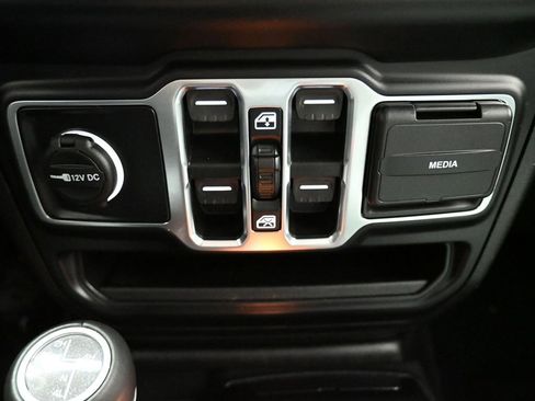 Used 2022 Jeep Wrangler Unlimited Sahara image 30