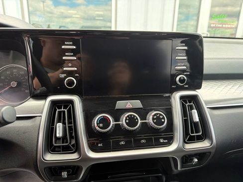 Used 2023 Kia Sorento LX FWD image 13