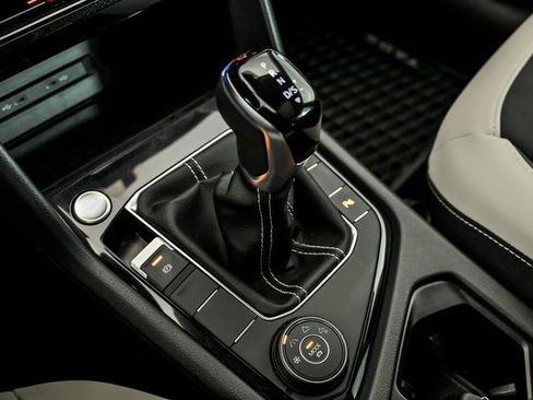 Certified 2025 Volkswagen Taos SE w/ Panoramic Sunroof Package image 19