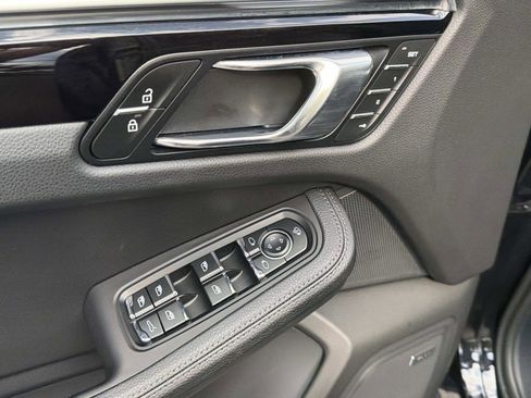 Used 2024 Porsche Macan AWD/4WD image 17