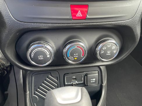 Used 2017 Jeep Renegade Latitude FWD image 25