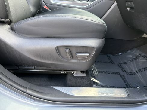 Used 2022 Toyota Highlander Limited image 17