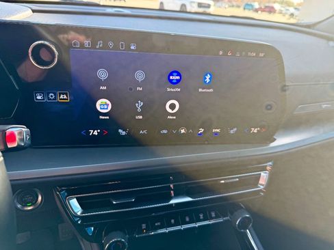 Used 2025 Chevrolet Traverse LT image 16