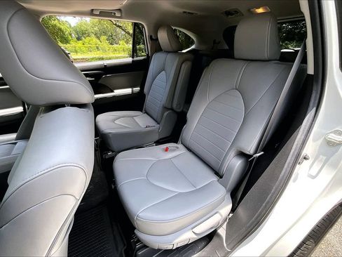 Used 2020 Toyota Highlander XLE FWD image 19