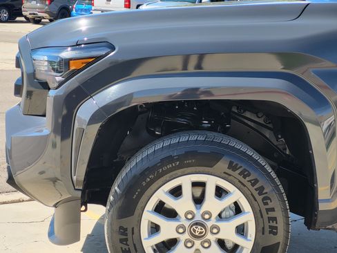 Certified 2025 Toyota Tacoma SR5 AWD/4WD image 7