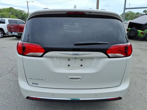 Used 2020 Chrysler Pacifica Touring FWD image 5