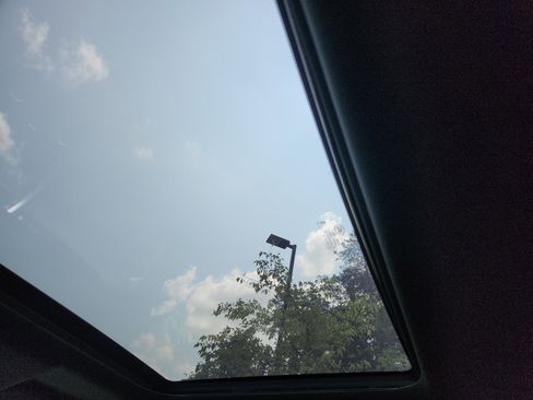 Used 2025 Land Rover Discovery S image 27