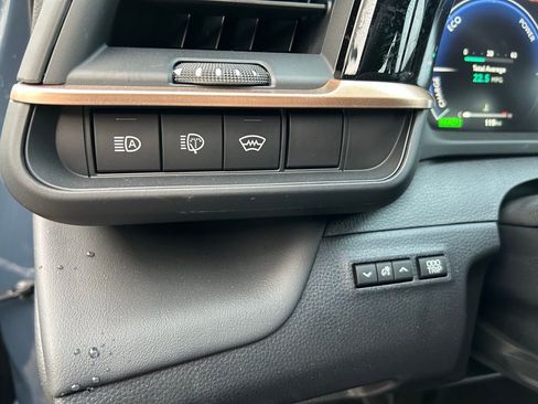 Used 2025 Toyota Crown Signia image 19