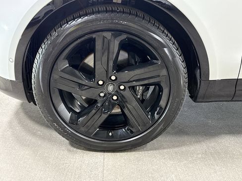 Used 2024 Land Rover Discovery Metropolitan Edition image 43