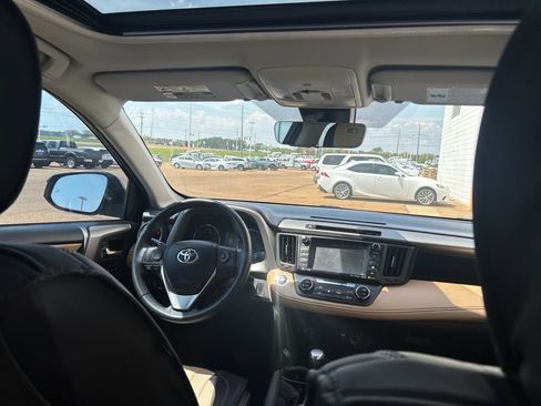 Used 2017 Toyota RAV4 Limited image 29