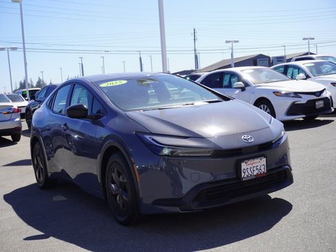 Used 2025 Toyota Prius LE FWD image 1