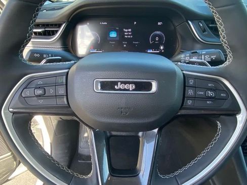 Used 2023 Jeep Grand Cherokee Laredo w/ Luxury Tech Group I AWD/4WD image 17