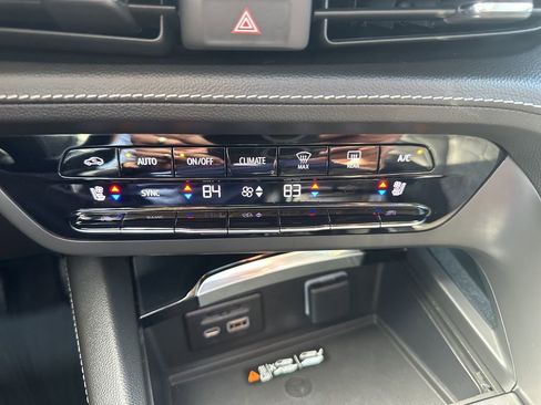 Used 2022 Buick Envision Avenir w/ Technology Package II image 4