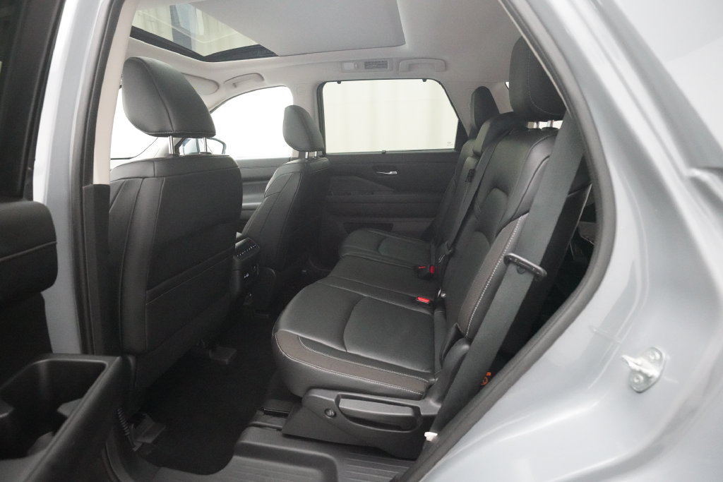 Used 2022 Nissan Pathfinder SL AWD/4WD image 16