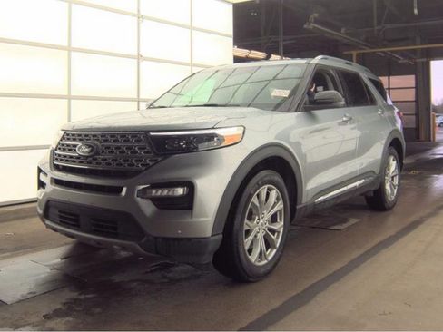 Used 2023 Ford Explorer Limited w/ Equipment Group 301A AWD/4WD image 2