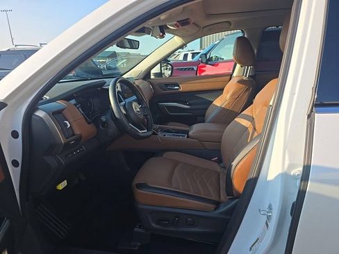 Certified 2025 Nissan Pathfinder Platinum w/ Cargo Package FWD image 7