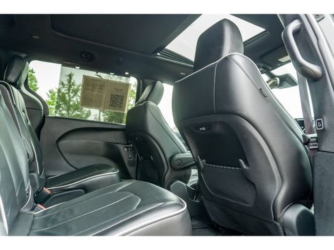 Used 2025 Chrysler Pacifica Limited FWD image 19
