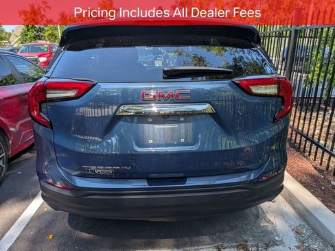 Used 2024 GMC Terrain SLE w/ Driver Convenience Package FWD image 5