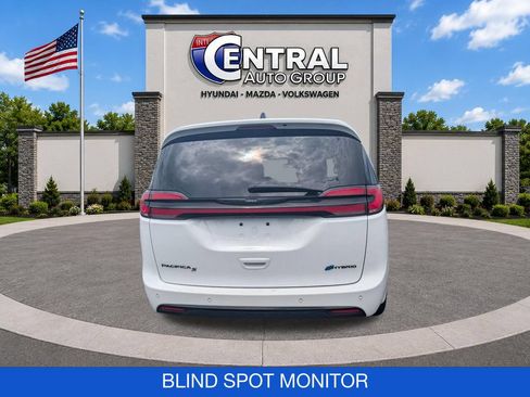 Used 2024 Chrysler Pacifica Limited FWD image 7