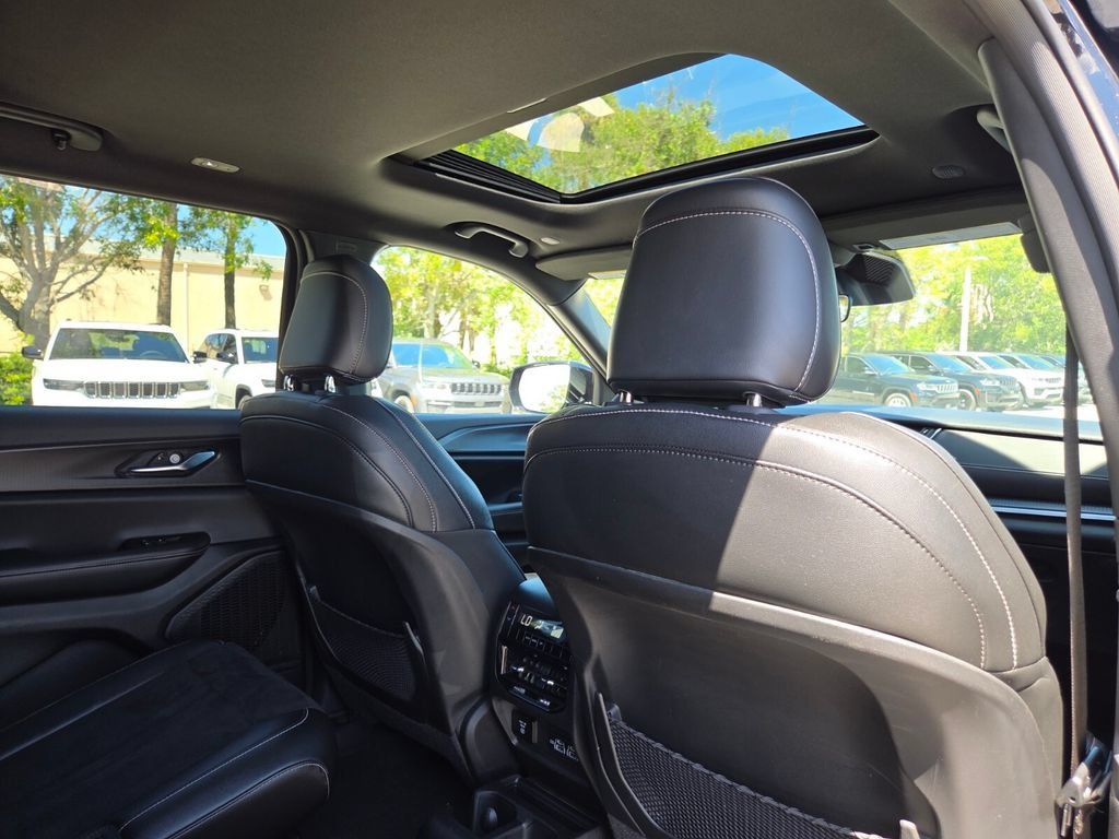 Used 2024 Jeep Grand Cherokee L Altitude AWD/4WD image 17