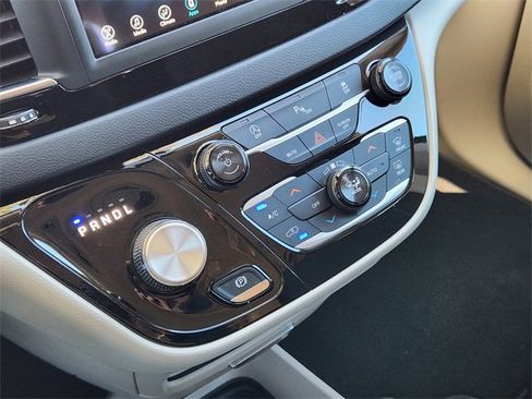 Certified 2018 Chrysler Pacifica Touring Plus w/ Tire & Wheel Group image 16