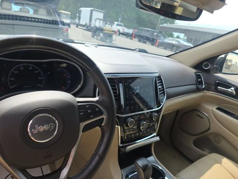 Used 2020 Jeep Grand Cherokee Overland AWD/4WD image 6