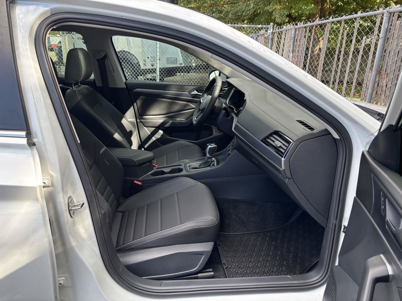 Used 2024 Volkswagen Jetta SE w/ Panoramic Sunroof Package FWD image 17