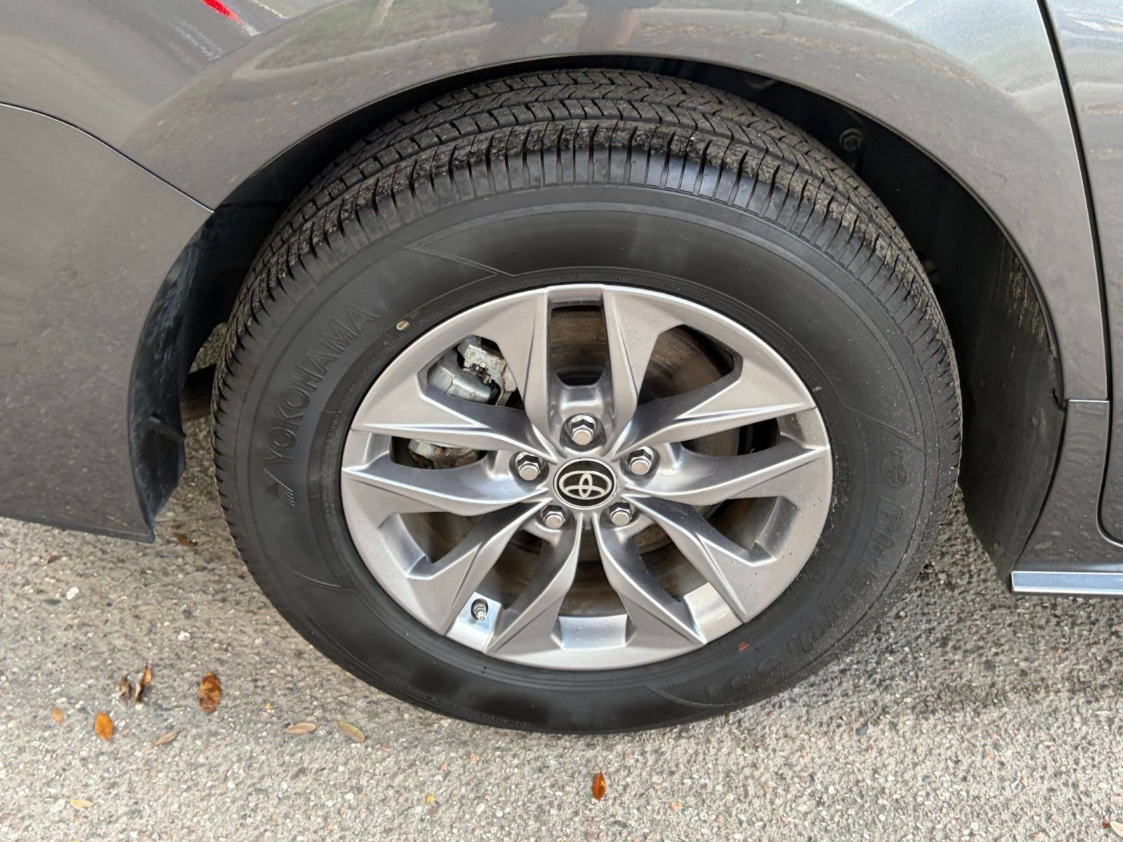 Used 2025 Toyota Sienna XLE FWD image 33