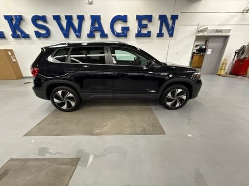 Used 2024 Volkswagen Taos SE w/ Panoramic Sunroof Package AWD/4WD image 6