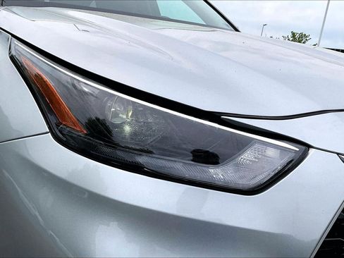 Used 2022 Toyota Highlander XLE AWD/4WD image 28