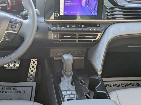 Used 2025 Toyota Camry SE image 18