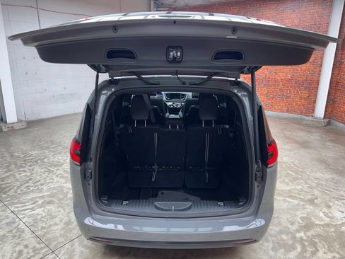 Used 2025 Chrysler Pacifica Limited FWD image 30