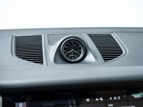 New 2026 Porsche Macan image 18