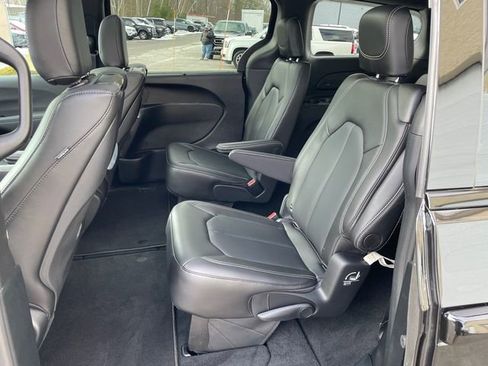 New 2026 Chrysler Pacifica Select AWD/4WD image 16