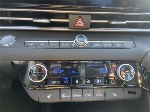 Used 2025 Hyundai Elantra SEL image 12