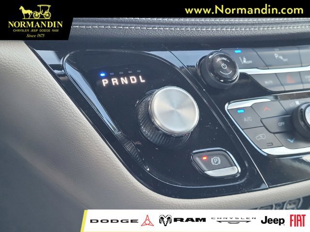 Used 2024 Chrysler Pacifica Limited FWD image 12