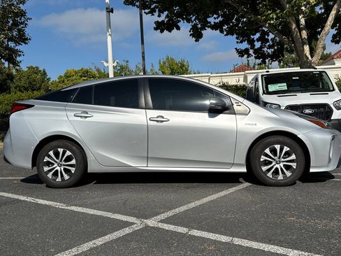 Used 2021 Toyota Prius XLE AWD/4WD image 3