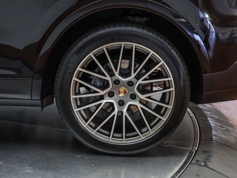 Used 2023 Porsche Cayenne Platinum Edition image 9