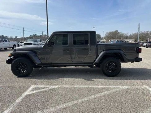 Certified 2022 Jeep Gladiator Sport AWD/4WD image 4