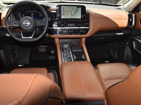 Used 2024 Nissan Pathfinder Platinum FWD image 17