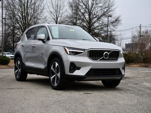 Certified 2025 Volvo XC40 B5 Plus image 31