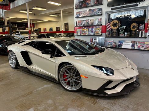 Used 2017 Lamborghini Aventador S AWD/4WD image 3