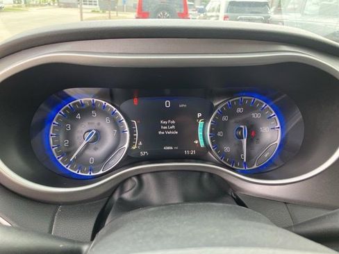 Used 2024 Chrysler Pacifica Touring-L FWD image 14