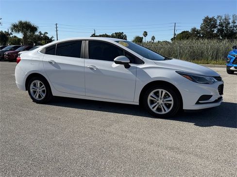 Used 2018 Chevrolet Cruze LT w/ Convenience Package image 2