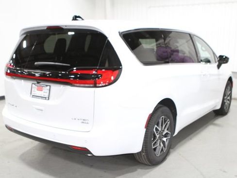 New 2027 Chrysler Pacifica Limited AWD/4WD image 33