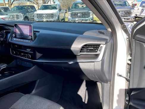 Used 2024 Nissan Rogue SV image 17