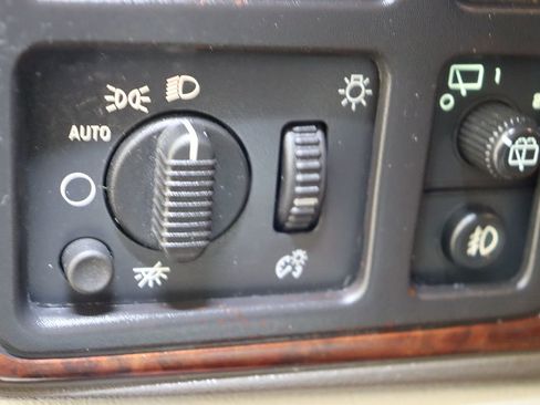 Used 2005 Cadillac Escalade ESV Platinum image 36